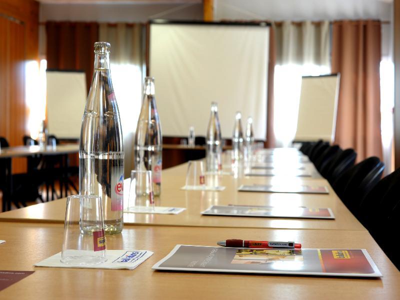 Enzo Hotels Trappes By Kyriad Direct Εξωτερικό φωτογραφία